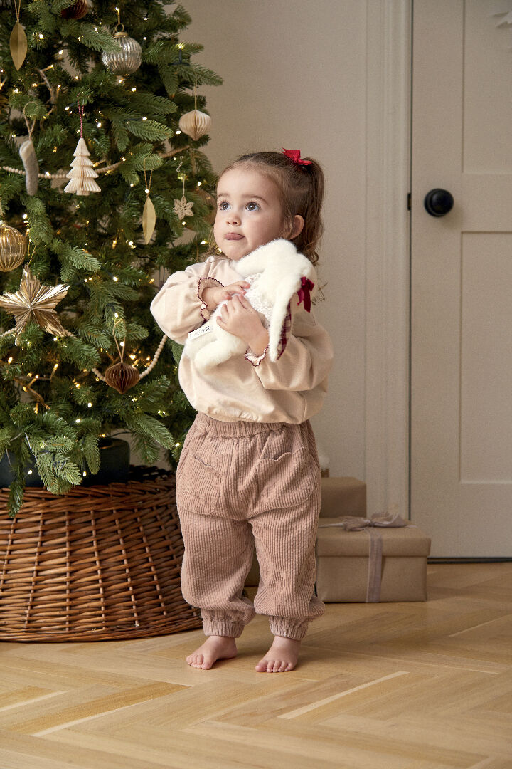 لعبة لينة بتصميم الأرنب بو لكريسماس 2025 image number 1