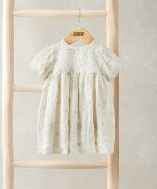 فستان بأكمام منفوخة وتطريزات فستان بأكمام منفوخة وتطريزات