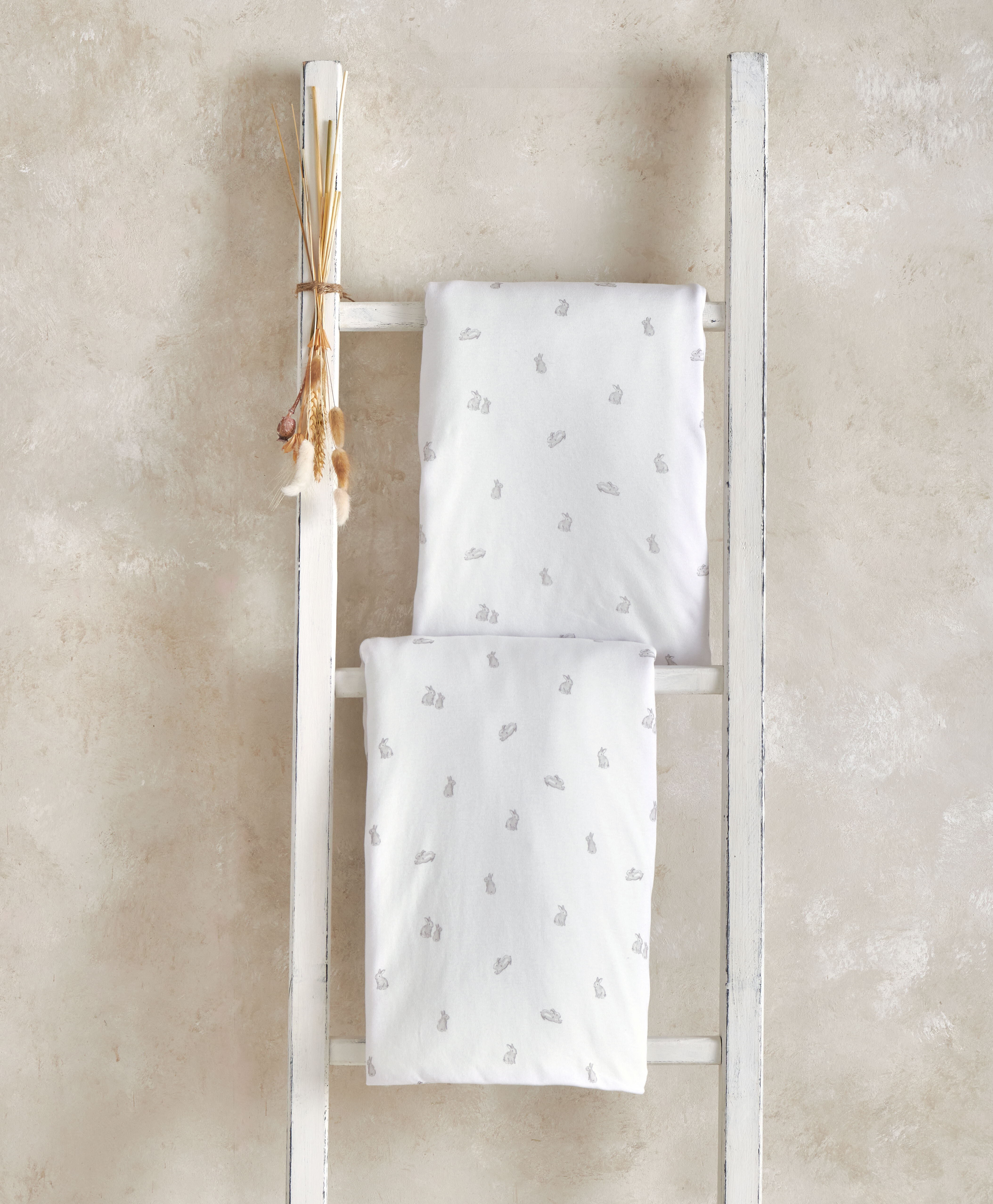 طقم شرشف لمهد/سرير أطفال بحواف مطاطية بنقشة أرنب، قطعتان image number 1