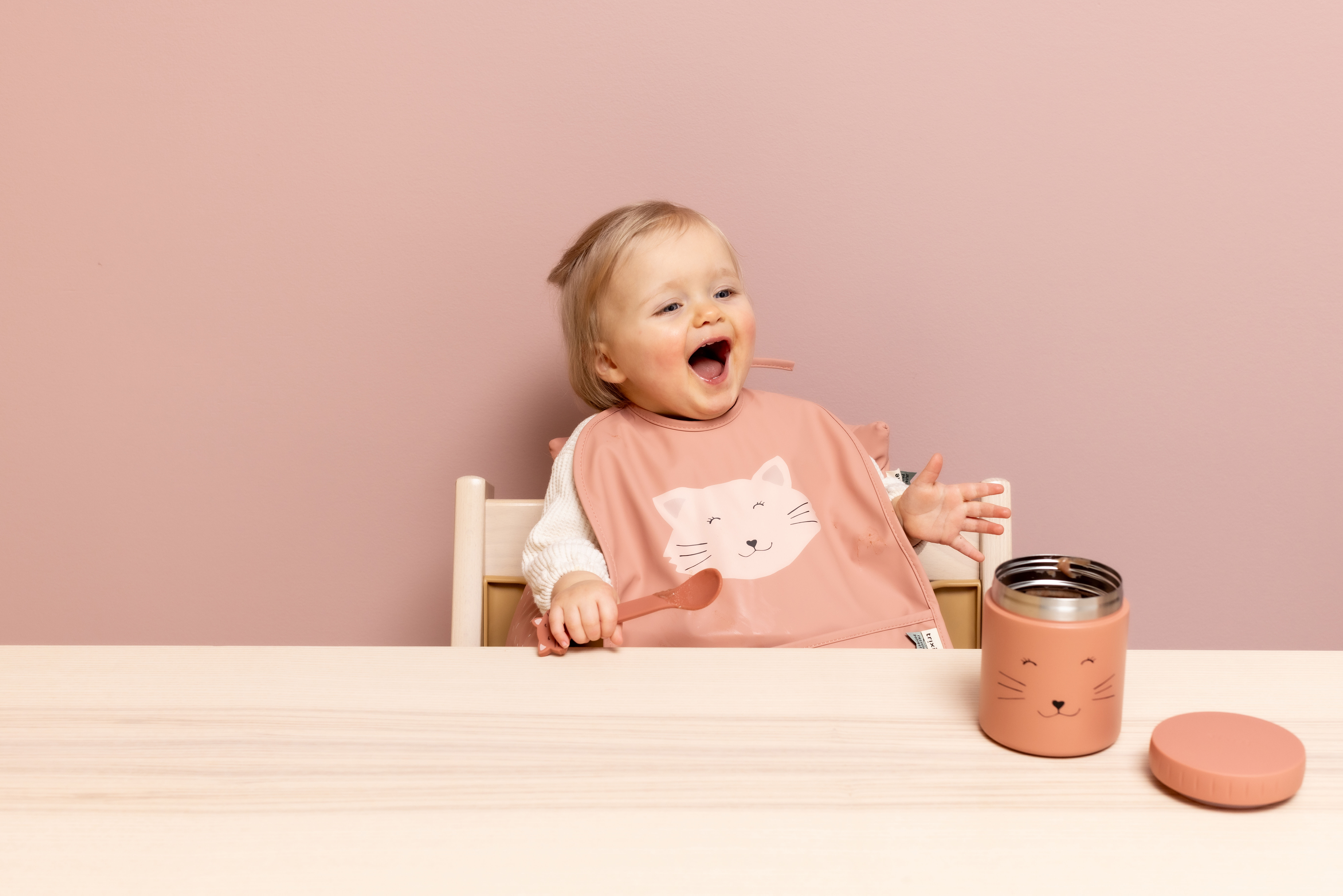 برطمان طعام تريكسي مسز كات (350 مل) معزول باللون الوردي image number 4