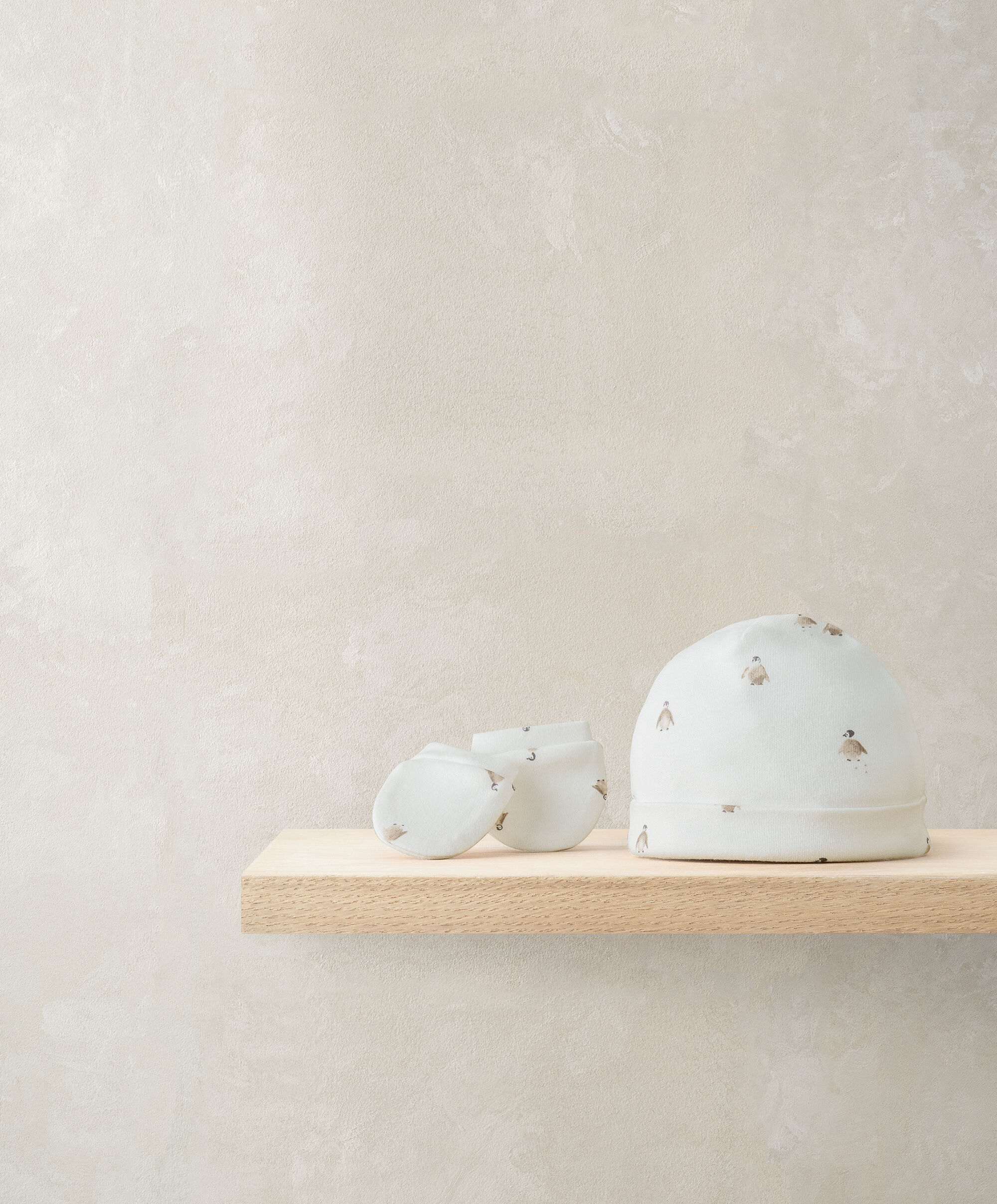 طقم قبعة وقفازات ويلكم تو ذا وورلد للرضع