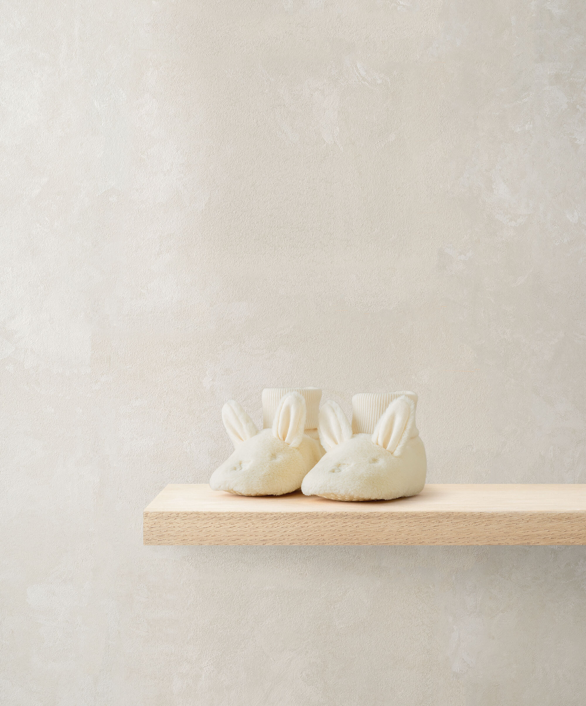 حذاء مفتوح من الخلف بتصميم أرنب