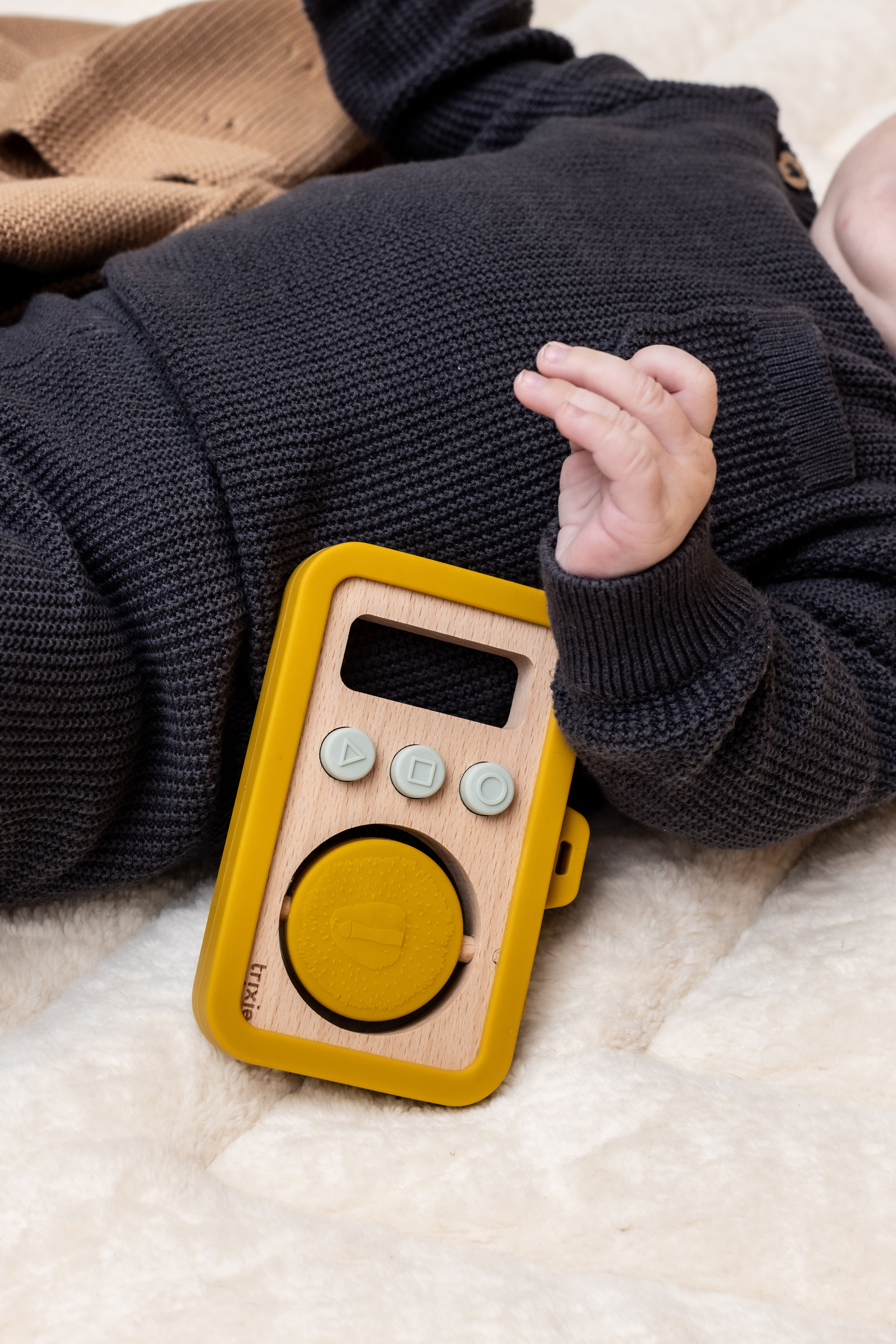 هاتف تريكسي مستر ليون خشب وسيليكون باللون الأصفر للرضع image number 3