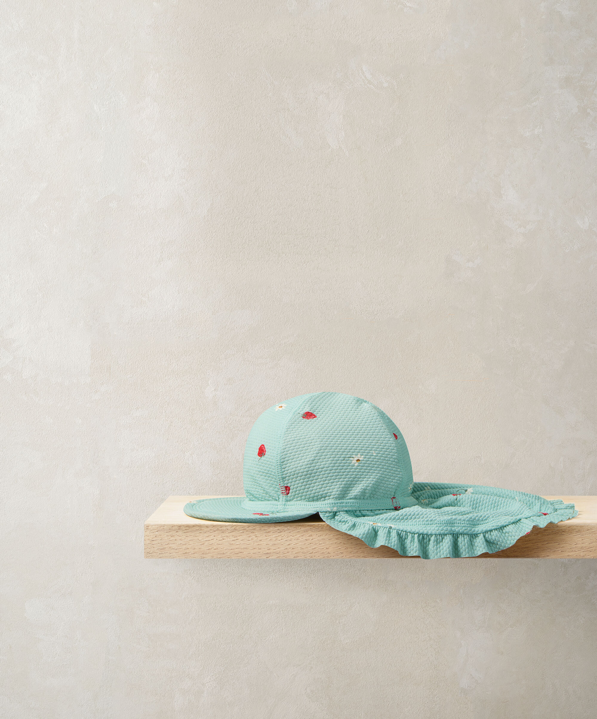 قبعة شمس بحافة ونقشة فراولة image number 1