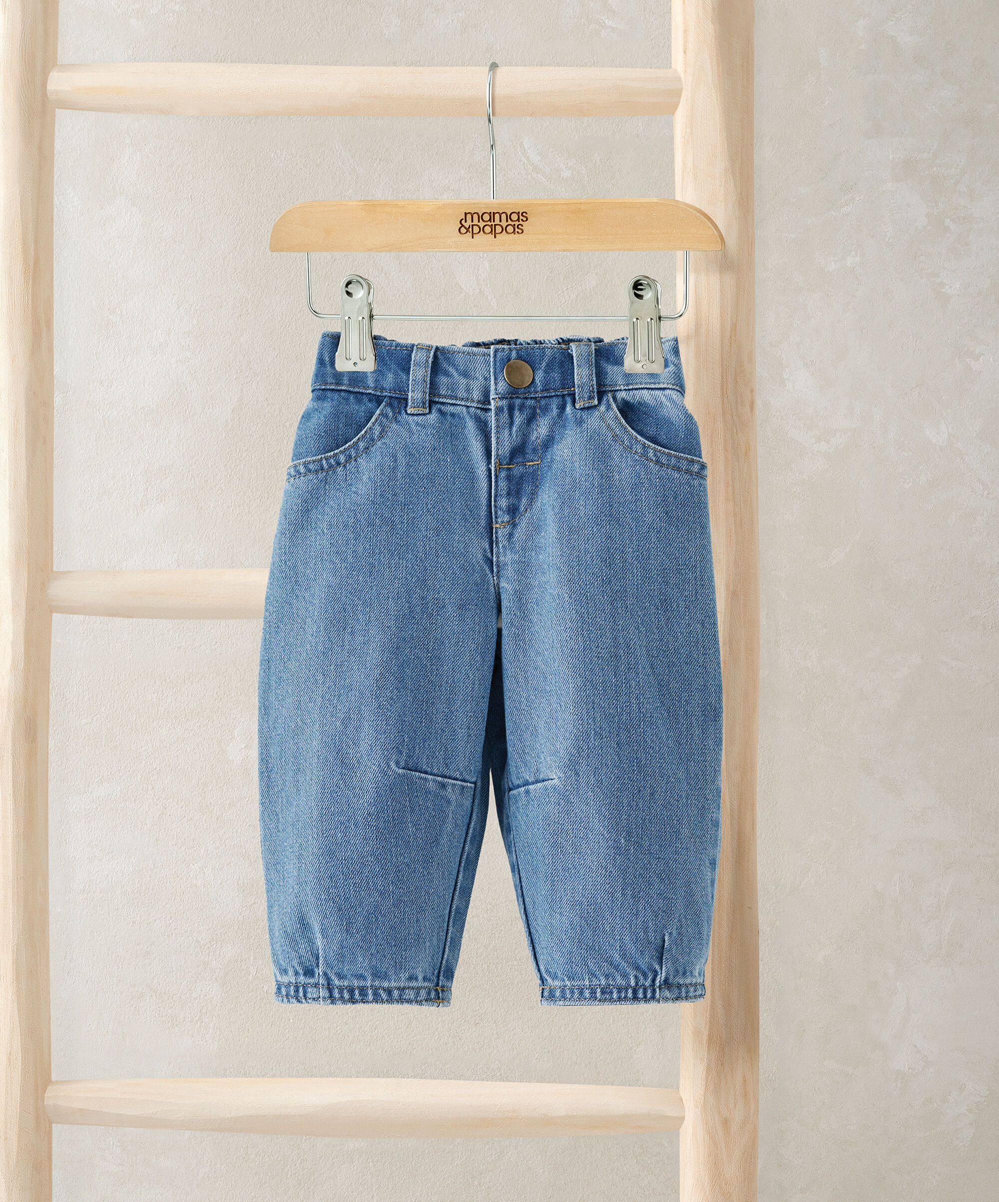 بنطال جينز بقصة مريحة