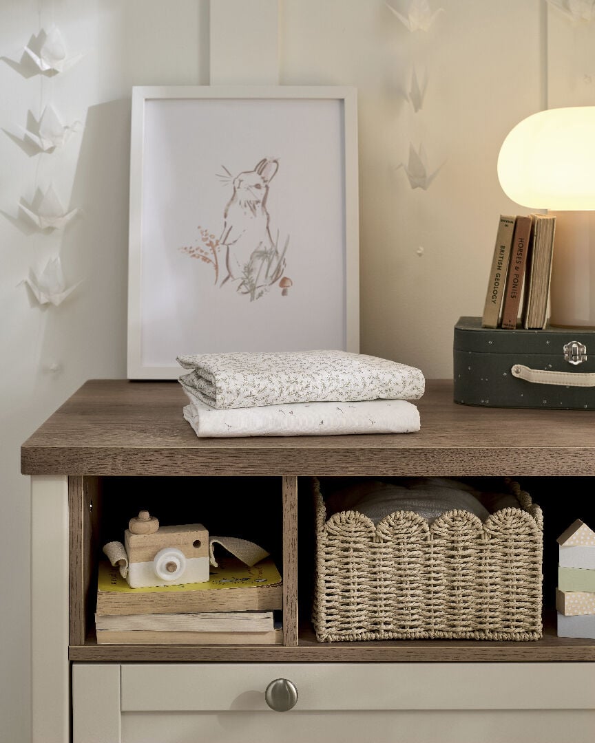 طقم شرشف مهد بحواف مطاطية ويلكم تو ذا وورلد سيدلينج بنقشة بذور/أوراق شجر - قطعتان image number 4