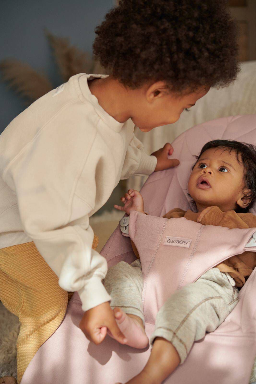 كرسي هزاز بليس قطن بتصميم مبطن من بيبي بيورن - وردي image number 6