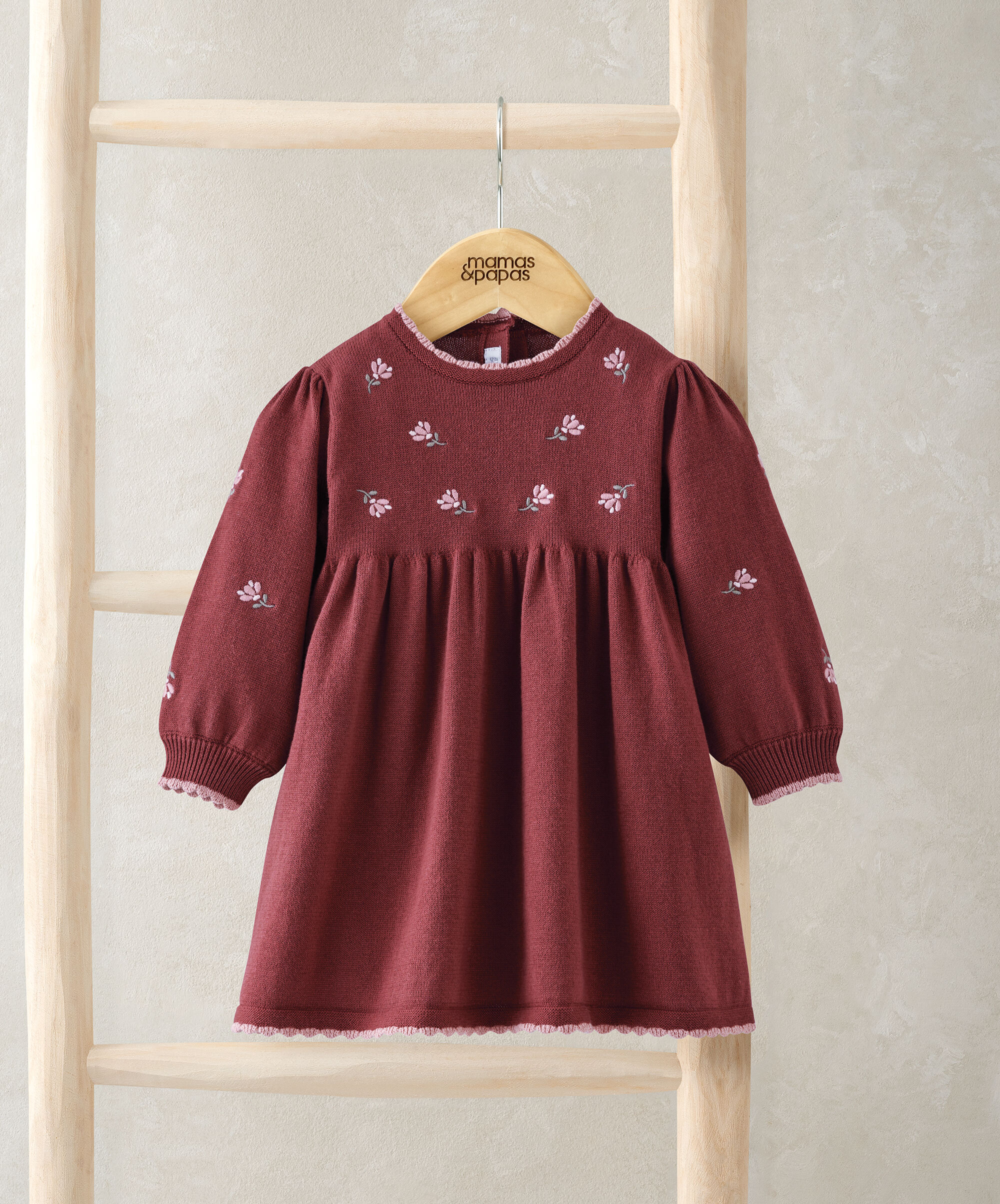 فستان بزهور مطرزة