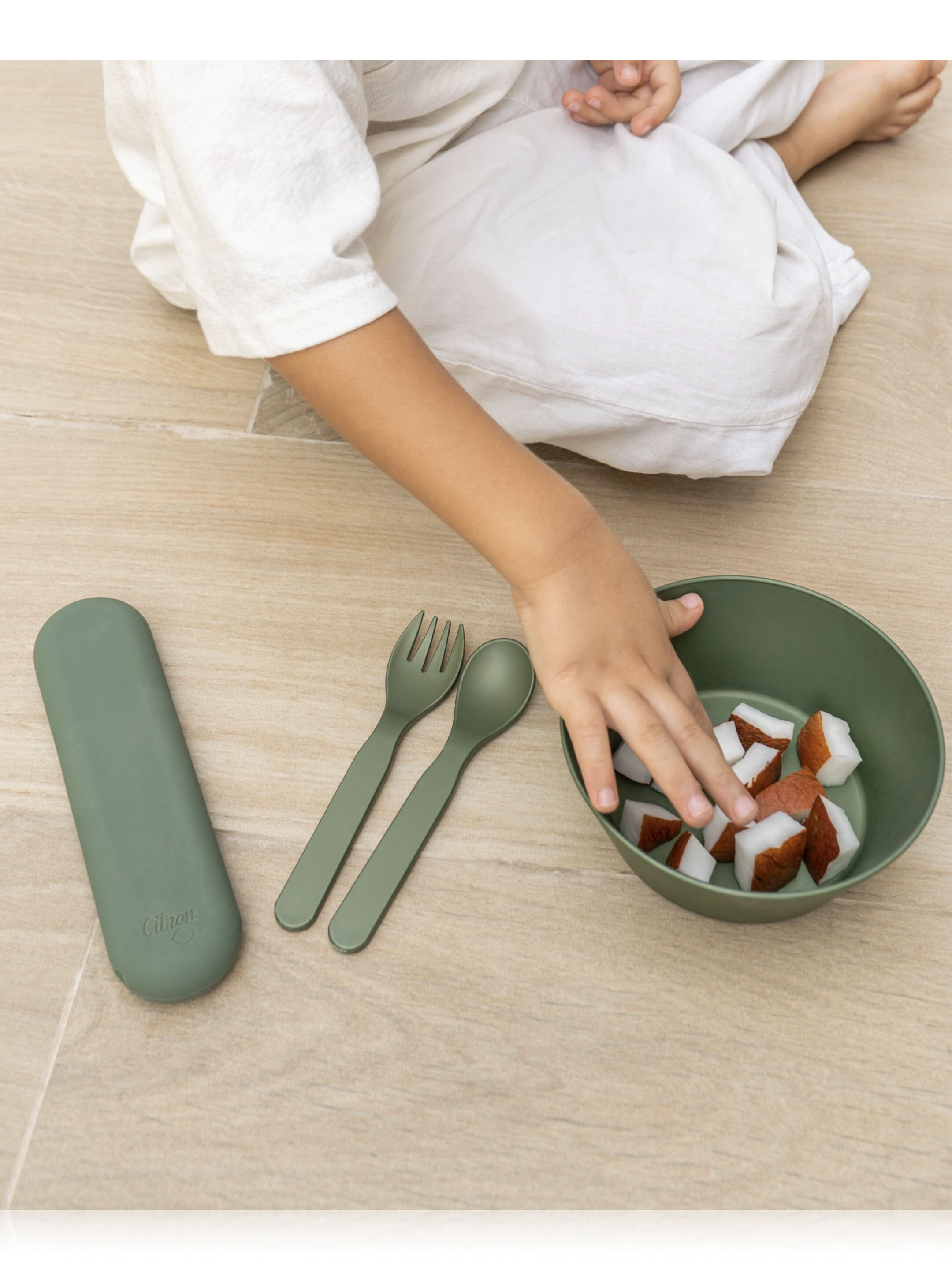 طقم أدوات طعام من مواد حيوية من سيترون - زوجان مع حافظة بلون أخضر/كريمي image number 3